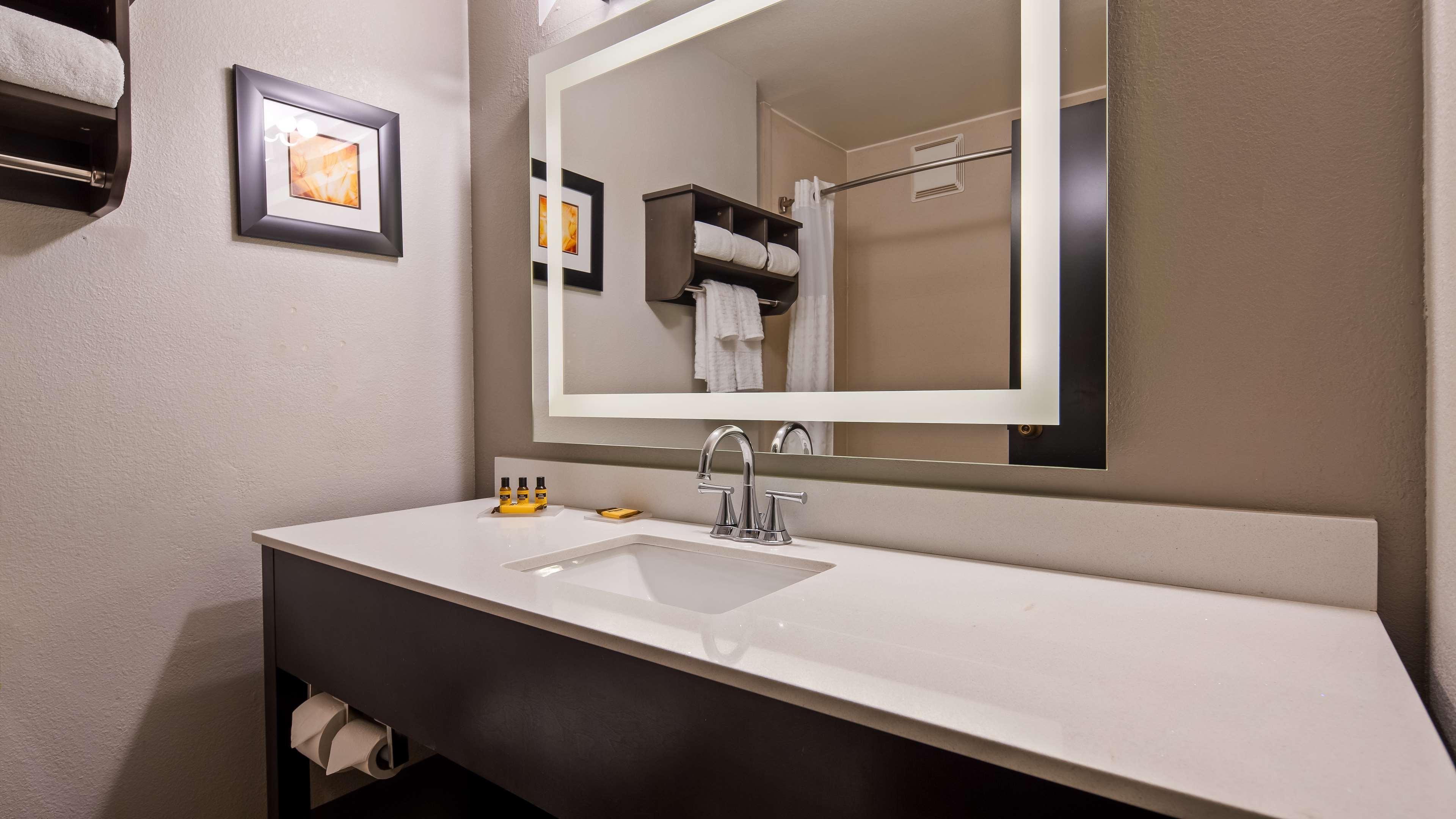 เบสต์ เวสเทิร์น พลัส ลิเบอรัล โฮเต็ล แอนด์ สวีท Hotel ภายนอก รูปภาพ